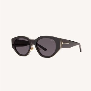 DEZI “CHARGE IT” SUNGLASSES IN COLOR BLACK/DARK SMOKE
